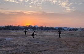 空地のソフトボールで汗を流す若手駐在員（事務所スタッフ撮影）